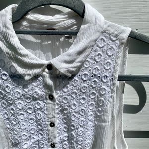 CASUAL STUDIO button down sleeveless summer top